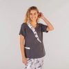 BLUSA CASACA SANITARIA MUJER DETALLES ESTAMPADOS - Imagen 4