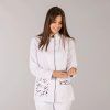 BLUSA CASACA SANITARIA MUJER MANGA LARGA DETALLES ESTAMPADOS - Imagen 3