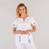 BLUSA CASACA SANITARIA MUJER DETALLES ESTAMPADOS - Imagen 4