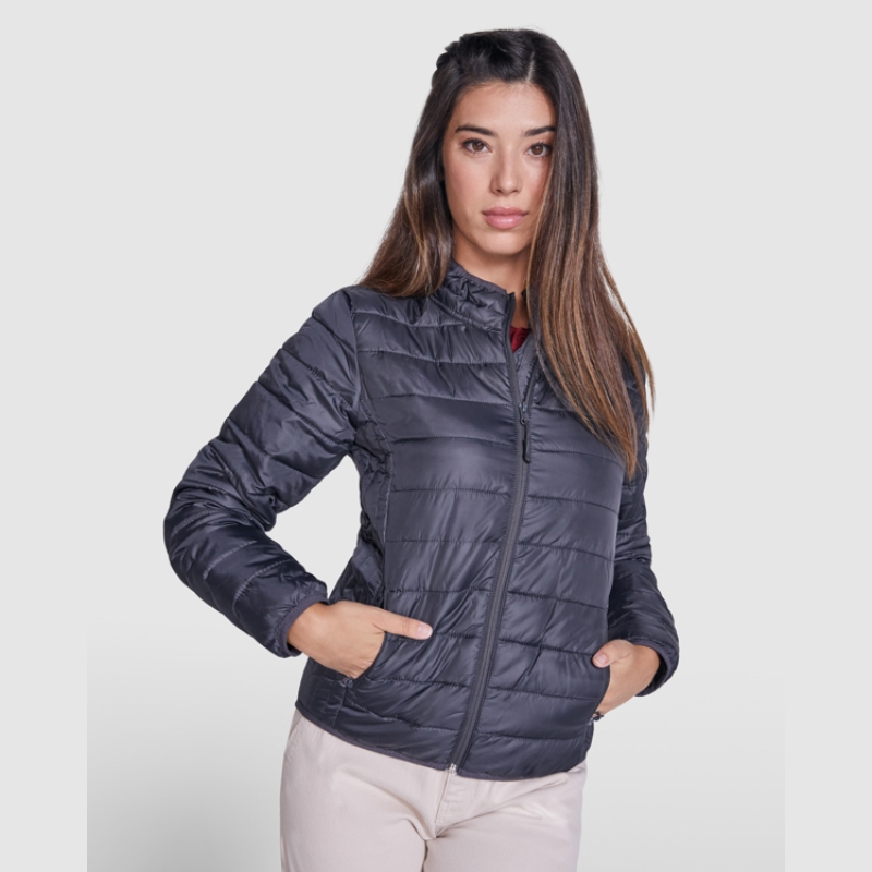 0096106-chaqueta-acolchada-ligera-basic-mujer-231-ebano-modelo-1